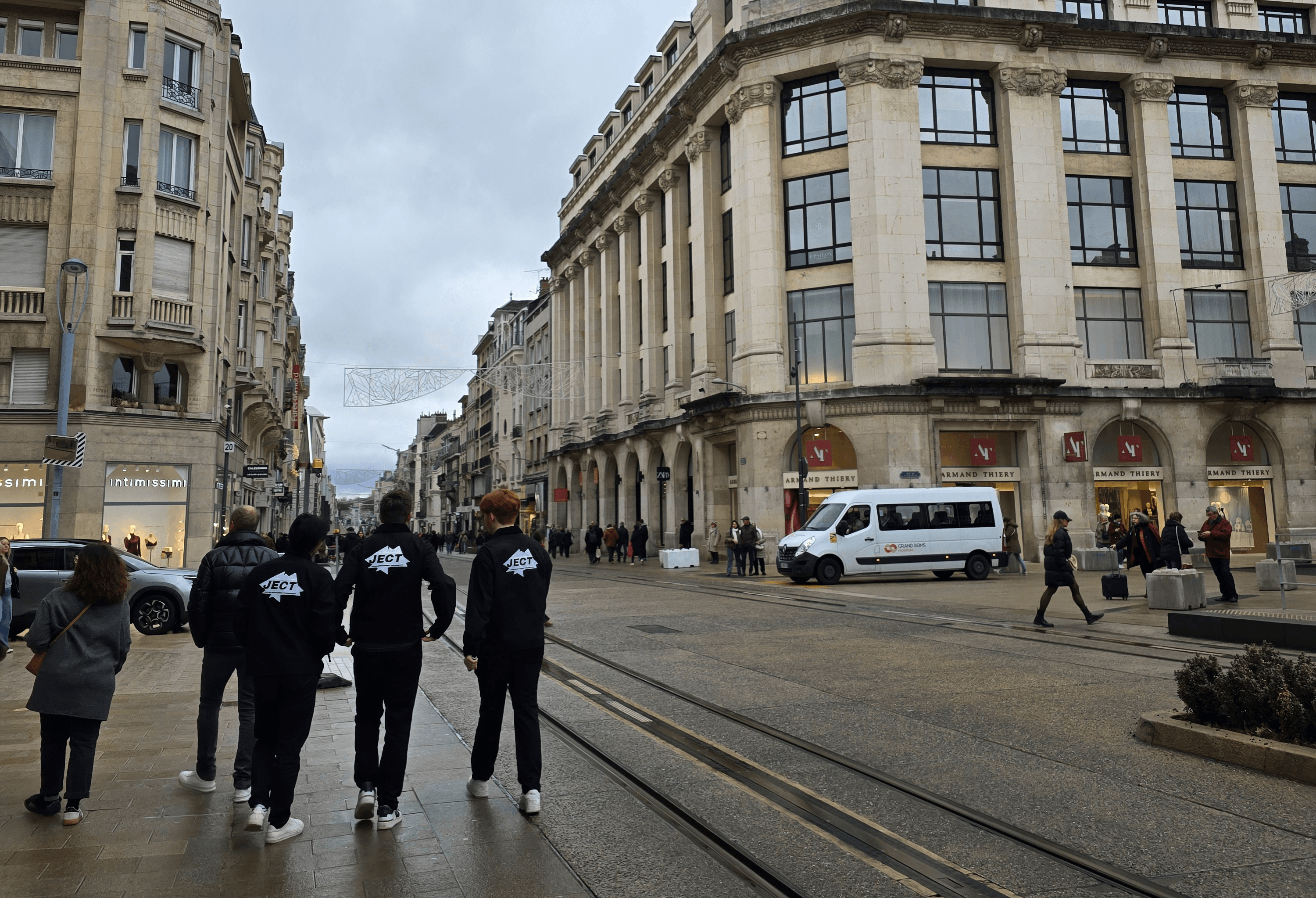 Louis, Guillaume et Quentin, fondateurs d'Olixid, marchant dans la rue